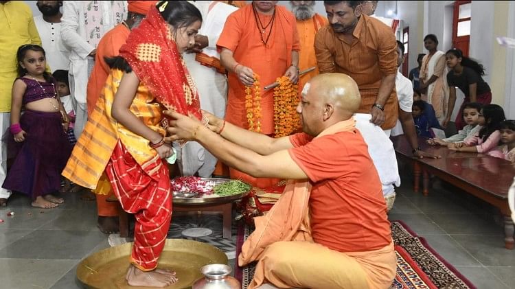 Navratri 2022: सीएम योगी ने पांव पखार किया कन्या पूजन, बोले- मातृशक्ति के प्रति सम्मान को किया प्रतिष्ठित सीएम योगी ने पांव पखार किया कन्या पूजन