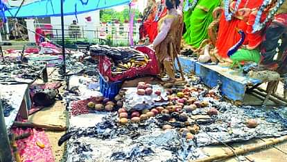 भदोही अग्निकांड: बिखरे सामान बयां कर रहे हादसे की भयावहता की दास्तान, डरा रहा पंडाल के अंदर का नजारा Bhadohi fire incident scattered items telling story of horrors of accident sight inside pandal is frightening