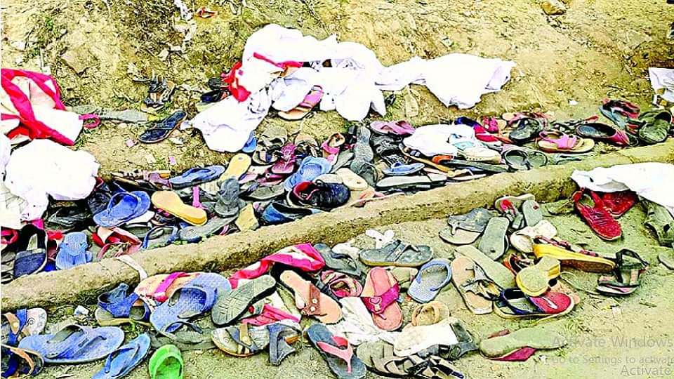 भदोही अग्निकांड: बिखरे सामान बयां कर रहे हादसे की भयावहता की दास्तान, डरा रहा पंडाल के अंदर का नजारा Bhadohi fire incident scattered items telling story of horrors of accident sight inside pandal is frightening