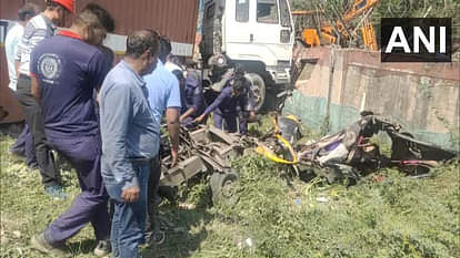 Accident: गुजरात सड़क हादसे में 10 की मौत, सात घायल, PM मोदी और CM भूपेंद्र पटेल ने जताया दुख 10 people dead and 7 injured in collision between autorickshaw and trailer truck in Vadodara