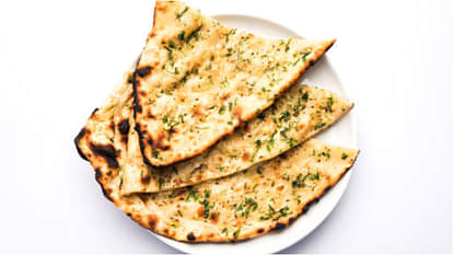 Recipe: खाने का स्वाद बढ़ा देगी लहसुन के स्वाद वाली चूर-चूर नान, जानें बनाने का तरीका How To Make Lehsuni Chur Chur Naan Easy Recipe In Hindi