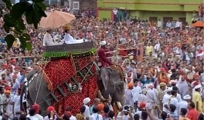 नाटी इमली का भरत मिलाप: 480 वर्षों से यदुकुल के कंधे पर हो रहा रघुकुल का मिलन, 5 टन वजनी होता है पुष्पक विमान Bharat Milap of Nati Imli Varanasi meeting of Raghukul is happening on shoulders of Yadukul for 480 years