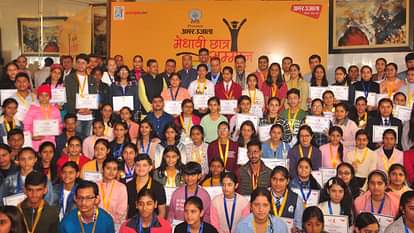 शिमला: सीएम जयराम ठाकुर से सम्मान पाकर खुश हुए मेधावी, यहां देखें तस्वीरें Amar Ujala Medhavi Chhatra Samman CM Jairam Thakur felicitates the meritorious students of Himachal Pradesh