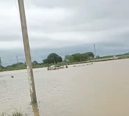 Balrampur News : बाढ़ के पानी मे बह गई कार,बाल बाल बचा परिवार Balrampur News: Car washed away in flood water, family saved narrowly