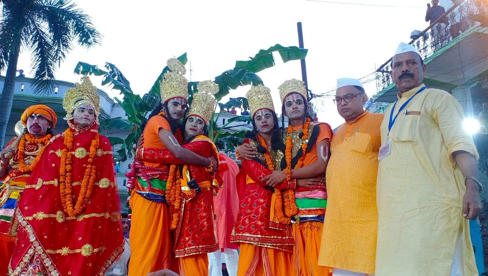 तस्वीरों में देखें ऐतिहासिक भरत मिलाप: पुष्पक विमान से लक्ष्मण के साथ आए राम, भरत को गले लगाते ही छलके नैन See Photos Historic Bharat Milap amidst in mau tight securit Ram came with Lakshmana from Pushpak Viman
