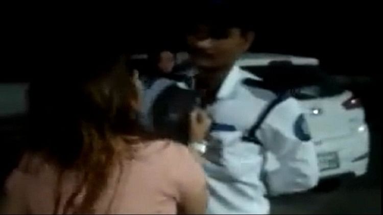 Noida: सोसायटी में सेफ नहीं गार्ड, नशे में धुत लड़कियों ने खूब की बेइज्जती, पकड़ा गिरेबान; टोपी उछालकर फेंकी गार्ड का कॉलर पकड़ कर उससे धक्का मुक्की करती लड़की
