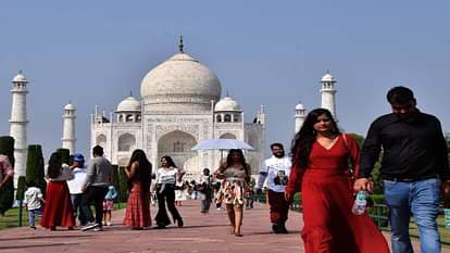 Taj Mahal: ताज के दीदार को उमड़ी पर्यटकों की भीड़, एक घंटे में मिला टिकट... दो घंटे में प्रवेश, देखें तस्वीरें Huge crowd of tourists gathered to see the Taj Mahal on Saturday