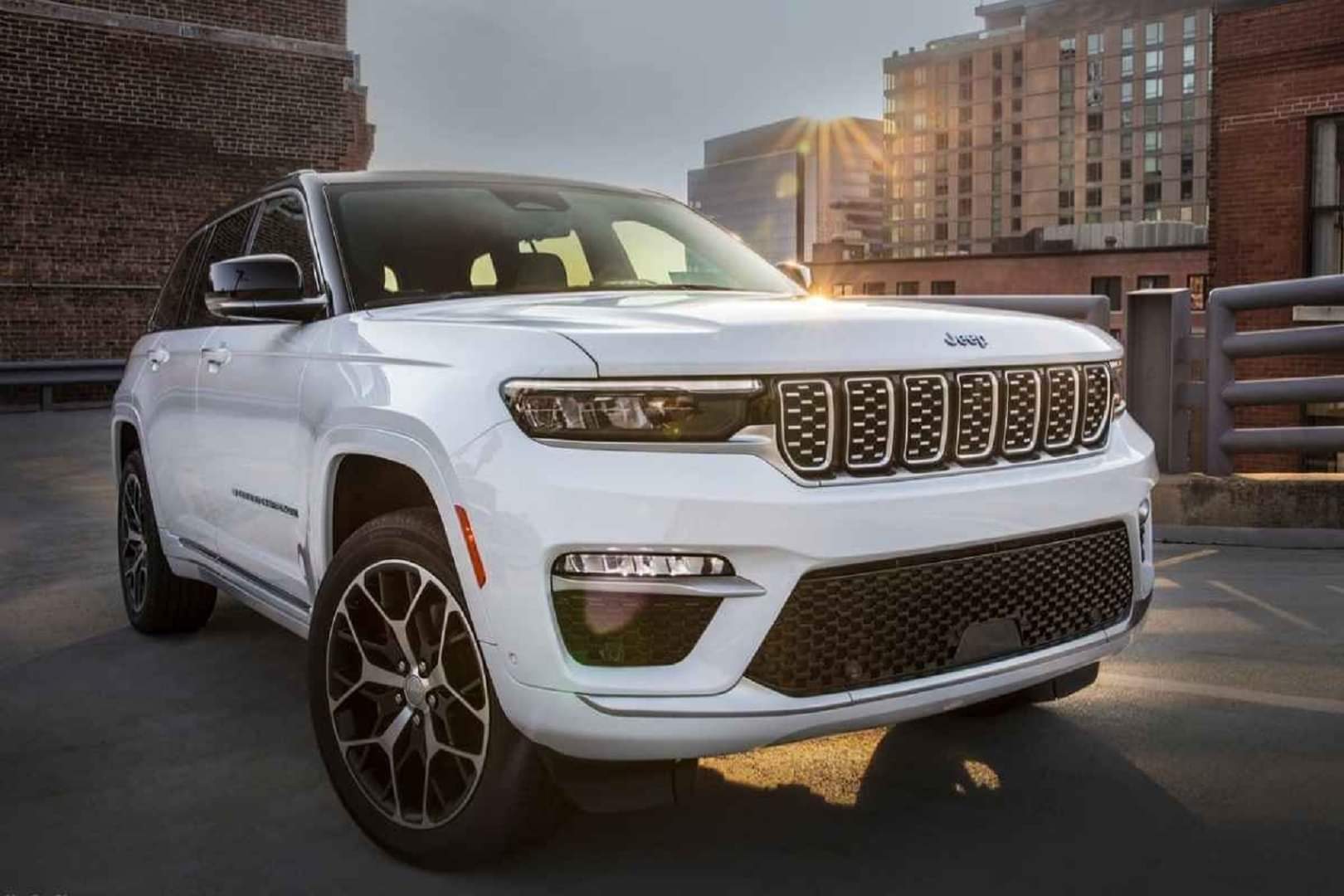 Jeep Grand Cherokee SUV: अगले महीने लॉन्च होगा जीप ग्रैंड चेरोकी का न्यू जेनरेशन मॉडल, देखें नई एसयूवी का टीजर Jeep India to launch Jeep Grand Cherokee SUV 5th Generation in November News in Hindi