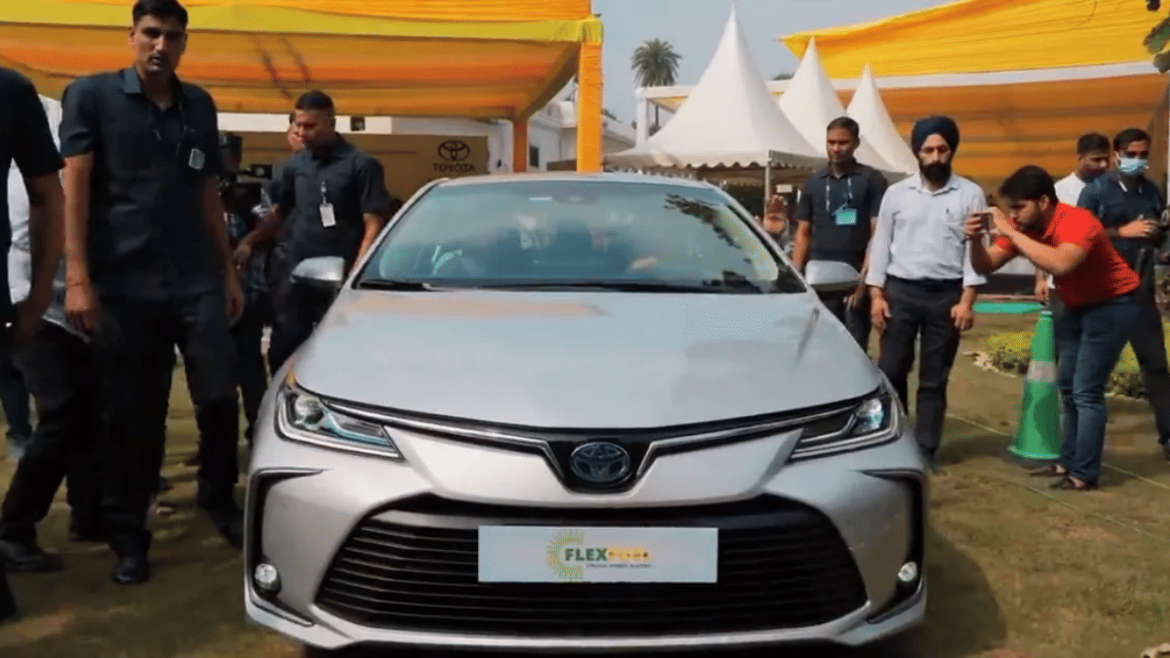 Flex Fuel Car: नितिन गडकरी का एलान- सिर्फ इथेनॉल पर चलने वाली टोयोटा कैमरी अगस्त में होगी लॉन्च, जानें डिटेल्स Nitin Gadkari said ethanol-based vehicles will soon be introduced in India Toyota Camry to launch in August