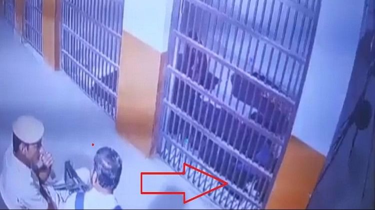 Shraddha Murder Case: पॉलीग्राफी टेस्ट से पहले आफताब को चढ़ा बुखार, पुलिस बोली- वो मेडिकली फिट नहीं Shraddha Murder Case Aftab got fever before polygraphy test