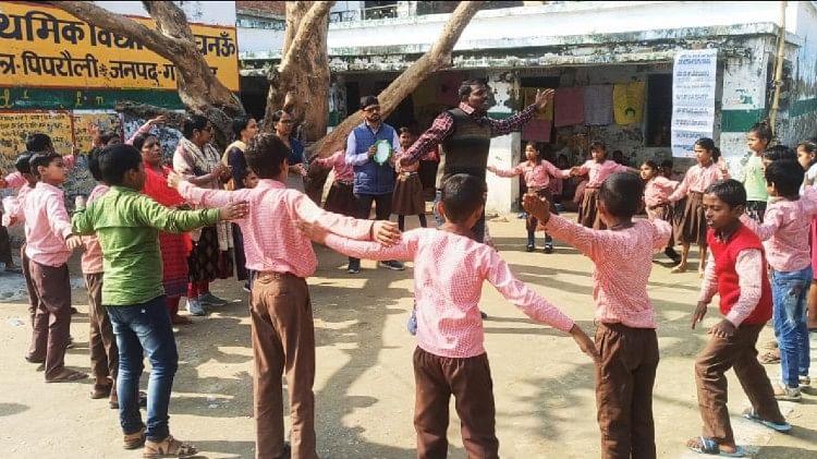 VIDEO: झाल-मजीरे की धुन पर गाकर गणित पढ़ा रहे गुरुजी, पढ़ाने का तरीका हो रहा वायरल Teacher teaching maths by singing to tune of Jhal-Majire in Gorakhpur