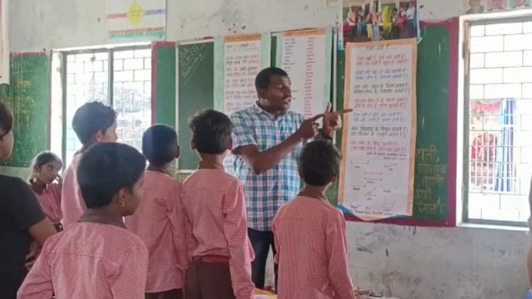 VIDEO: झाल-मजीरे की धुन पर गाकर गणित पढ़ा रहे गुरुजी, पढ़ाने का तरीका हो रहा वायरल Teacher teaching maths by singing to tune of Jhal-Majire in Gorakhpur