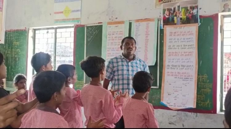 VIDEO: झाल-मजीरे की धुन पर गाकर गणित पढ़ा रहे गुरुजी, पढ़ाने का तरीका हो रहा वायरल Teacher teaching maths by singing to tune of Jhal-Majire in Gorakhpur