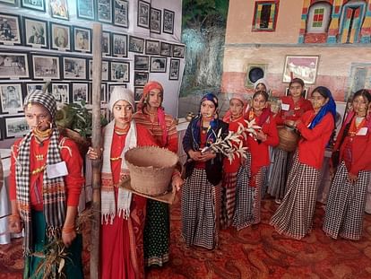 रामलीला मैदान में आयोजित गढ़ फैशन शो में पांरपरिक पहाड़ी वेश भूषा में सजी बालिकाएं।
