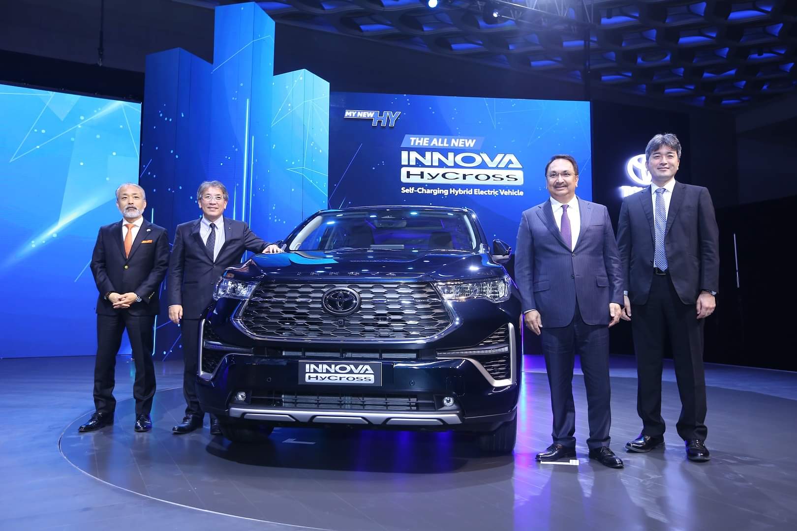 Toyota Innova HyCross MPV: टोयोटा इनोवा हाइक्रॉस एमपीवी भारत में हुई लॉन्च, जानें कीमत, माइलेज और फीचर्स Toyota Innova HyCross MPV launched in India Know Price Features Mileage Specs News in Hindi
