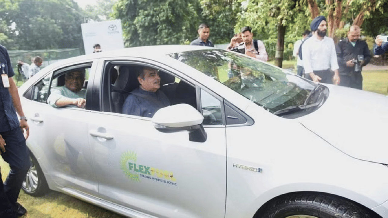 Flex Fuel Car: नितिन गडकरी का एलान- सिर्फ इथेनॉल पर चलने वाली टोयोटा कैमरी अगस्त में होगी लॉन्च, जानें डिटेल्स Nitin Gadkari said ethanol-based vehicles will soon be introduced in India Toyota Camry to launch in August