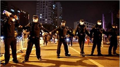 चीन में प्रदर्शन के दौरान पुलिसकर्मी