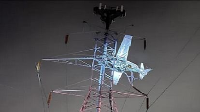 मोंटगोमरी में बिजली के टावर में फंसा विमान