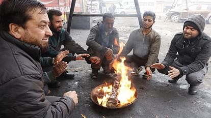 कश्मीर में ठंड से बचने के लिए अलाव सेकते लोग