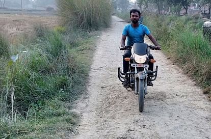 विशुनपुरा क्षेत्र के जेठवार-चांडी जर्जर मार्ग से होकर गुजरता बाइक सवार युवक।