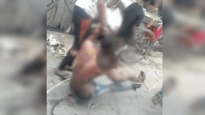 Meerut News: पहले रस्सियों से बांधकर पीटा, फिर घसीटते हुए दामाद को मोहल्ले में घुमाया, वीडियो वायरल Son-in-law was tied with a rope and beaten badly in Meerut