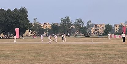 बाराबंकी के दसवीं वाहिनी पीएसी में चल रही क्रिकेट प्रतियोगिता में प्रतिभाग करते खिलाड़ी।  संवाद
