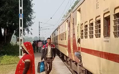 लखनऊ रूट के बरई जलालपुर स्टेशन पर खड़ी ट्रेन।  - संवाद