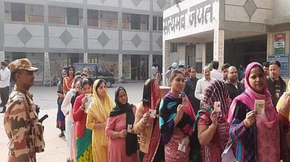 मतदान केंद्र पर कतार में लगीं महिलाएं
