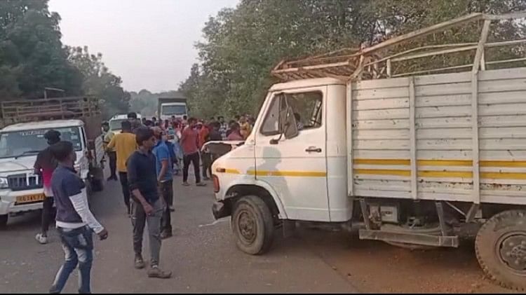 Kanker: मेटाडोर पलटने से दो महिलाओं की मौत, 36 घायल, दो की हालत गंभीर, छठी कार्यक्रम में शामिल होने जा रहे थे तीन बार पलटने के बाद मेटाडोर सीधी खड़ी हो गई।