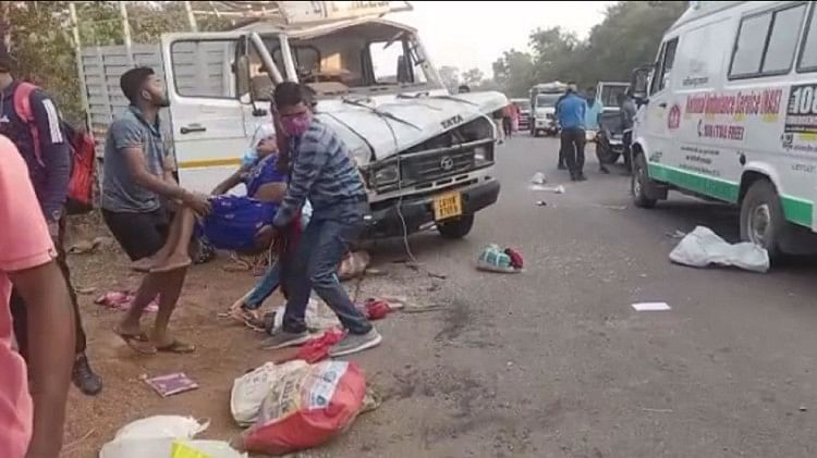 Kanker: मेटाडोर पलटने से दो महिलाओं की मौत, 36 घायल, दो की हालत गंभीर, छठी कार्यक्रम में शामिल होने जा रहे थे घायलों को उठाकर एंबुलेंस में ले जाते लोग।
