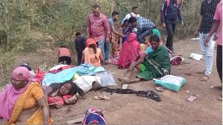 Kanker: मेटाडोर पलटने से दो महिलाओं की मौत, 36 घायल, दो की हालत गंभीर, छठी कार्यक्रम में शामिल होने जा रहे थे हादसे के बाद सड़क किनारे पड़े घायल।
