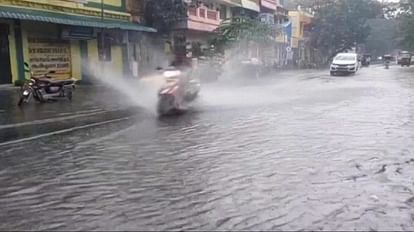 पुडुचेरी में बारिश के बाद सड़कों पर जलभराव