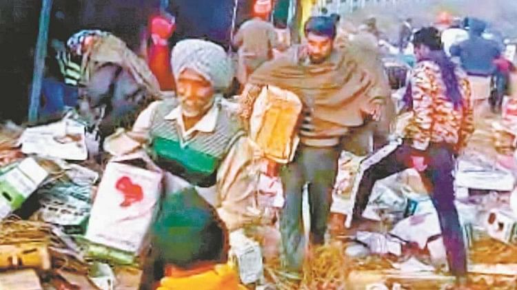 पंजाबियत शर्मसार: चालक चीखता रहा, राहगीर ट्रक से लूटते रहे सेब की पेटियां, वीडियो हुआ वायरल सेब की पेटी ले जाते लोग।