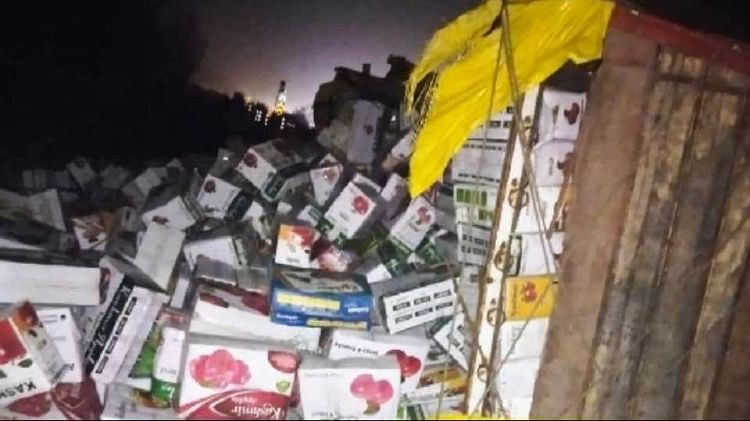 पंजाबियत शर्मसार: चालक चीखता रहा, राहगीर ट्रक से लूटते रहे सेब की पेटियां, वीडियो हुआ वायरल सेब से भरा ट्रक पलटा।