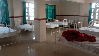 नादौन अस्पताल की ऊपरी मंजिल में मरीजों के लिए लगाए बिस्तर खाली पड़े