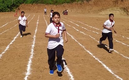 दी मैग्नेट पब्लिक स्कूल में आयोजित खेलकूद प्रतियोगिता में 100 मीटर दौड़ के दौरान भागते धावक।