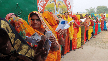 किशनी के परतापुर में महिला मतदाताओं की लगी कतार