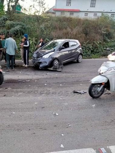 मटौर-शिमला राष्ट्रीय उच्च मार्ग-103 के तहत हमीरपुर के कोहली क्षेत्र में क्षतिग्रस्त हुई कार।