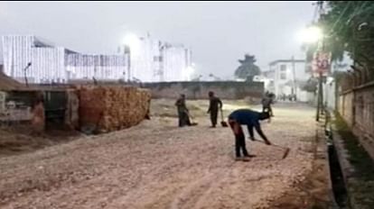 Prayagraj News :  लोक निर्माण विभाग की ओर से बनवाई जा रही सड़क।