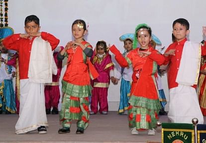 डीएवी स्कूल भड़ोली में आयोजित कक्षा संगीत संस्कार समारोह के दौरान प्रस्तुति देते विद्यार्थी।