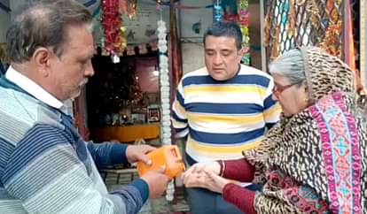 Baghpat News: थाने के मंदिर में गंगाजल लेकर कसम खिलाई, एक मिनट में निपटा एक साल का विवाद Swearing with Ganga water in the police station's temple, one year's dispute settled in one minute