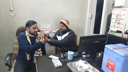Fatehabad News: दूसरे दिन भी बंद रही आरटीपीसीआर सैंपलिंग पर टीकाकरण हुआ शुरू Vaccination on RT-PCR sampling stopped for second day