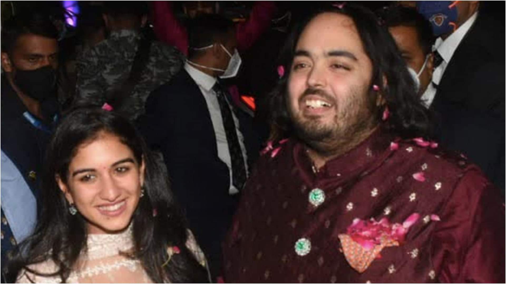 Radhika Marchent-Anant Ambani की पार्टी में जान्हवी कपूर ने साड़ी में ली एंट्री, थम गई लोगों की निगाहें anant ambani radhika merchant engagement party janhvi kapoor steal limelight alia bhatt reached in style