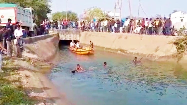 Shramveerbharat news MP satna: दोस्त को बचाने में नहर में कूदे युवक की मौत, दोस्त की तलाश में जुटी पुलिस रविवार सुबह नहर में नहाने गए दो दोस्त आपस में थे दुकान मालिक और कर्मचारी। पुलिस ने गोताखोरों की मदद से दुकान मालिक शमशेर का शव बरामद किया। दूसरे युवक की तलाश जारी है। नहर में गिरने से एक युवक की मौत, एक लापता सतना शहर के कोलकाता थाने अंतर्गत ट्रांसपोर्ट नगर के पास से गुजरने वाली बाड़ सागर नहर की पूर्वा नहर में रविवार सुबह दो युवक पानी में बह गए। घटना की सूचना मिलते ही पुलिस ने गोताखोरों की मदद से दोनों की तलाश शुरू की। जिसमें एक युवक का शव बरामद हो गया है, जबकि दूसरे की तलाश जारी है। दोनों युवक सुबह नहर में नहाने के लिए गए थे। इसी दौरान फिसलने से गहरे पानी में चले गए। बता दें दोनों युवक ट्रांसपोर्ट नगर के पास टायर पंक्चर की दुकान चलाते थे। दोनों ही युवक मूलतः बिहार के बैसाली जिले के रहने वाले थे। सतना में कई वर्षों से रह रहे थे। दोनों युवक आपस में मालिक कर्मचारी थे। कर्मचारी मो. कादिर और दुकान मालिक मो. समशेर आज सुबह नहर में नहा रहे थे, तभी कादिर का पैर फिसल गया और वो गहरे पानी में डूबने लगा। दोस्त को बचाने में गई युवक की जान कादिर बचाने के लिए शमशेर भी गहरे पानी में कूद गया। देखते ही देखते दोनों नहर के तेज बहाव में बह गए। सूचना मिलते ही मौके पर पहुंची कोलगवां पुलिस और एनडीआरएफ की टीम ने नहर में बहे दोनों युवकों की तलाश शुरू की। तलाश के दौरान शमशेर निवासी बिहार का शव बरामद कर लिया गया है, जबकि कादिर की तलाश जारी है। Shramveerbharat news MP satna: दोस्त को बचाने में नहर में कूदे युवक की मौत, दोस्त की तलाश में जुटी पुलिस रविवार सुबह नहर में नहाने गए दो दोस्त आपस में थे दुकान मालिक और कर्मचारी। पुलिस ने गोताखोरों की मदद से दुकान मालिक शमशेर का शव बरामद किया। दूसरे युवक की तलाश जारी है। नहर में गिरने से एक युवक की मौत, एक लापता सतना शहर के कोलकाता थाने अंतर्गत ट्रांसपोर्ट नगर के पास से गुजरने वाली बाड़ सागर नहर की पूर्वा नहर में रविवार सुबह दो युवक पानी में बह गए। घटना की सूचना मिलते ही पुलिस ने गोताखोरों की मदद से दोनों की तलाश शुरू की। जिसमें एक युवक का शव बरामद हो गया है, जबकि दूसरे की तलाश जारी है। दोनों युवक सुबह नहर में नहाने के लिए गए थे। इसी दौरान फिसलने से गहरे पानी में चले गए। बता दें दोनों युवक ट्रांसपोर्ट नगर के पास टायर पंक्चर की दुकान चलाते थे। दोनों ही युवक मूलतः बिहार के बैसाली जिले के रहने वाले थे। सतना में कई वर्षों से रह रहे थे। दोनों युवक आपस में मालिक कर्मचारी थे। कर्मचारी मो. कादिर और दुकान मालिक मो. समशेर आज सुबह नहर में नहा रहे थे, तभी कादिर का पैर फिसल गया और वो गहरे पानी में डूबने लगा। दोस्त को बचाने में गई युवक की जान कादिर बचाने के लिए शमशेर भी गहरे पानी में कूद गया। देखते ही देखते दोनों नहर के तेज बहाव में बह गए। सूचना मिलते ही मौके पर पहुंची कोलगवां पुलिस और एनडीआरएफ की टीम ने नहर में बहे दोनों युवकों की तलाश शुरू की। तलाश के दौरान शमशेर निवासी बिहार का शव बरामद कर लिया गया है, जबकि कादिर की तलाश जारी है।