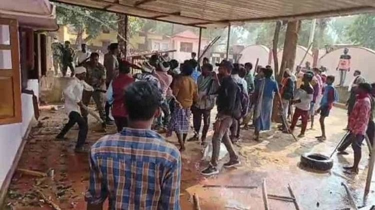 Chhattisgarh: धर्मांतरण मसले पर बवाल के बाद चर्च में तोड़फोड़, समझाने गए एसपी का सिर फोड़ा, कई पुलिसकर्मी घायल चर्च में तोड़फोड़ करती भीड़।