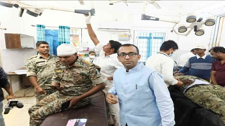 Chhattisgarh: धर्मांतरण मसले पर बवाल के बाद चर्च में तोड़फोड़, समझाने गए एसपी का सिर फोड़ा, कई पुलिसकर्मी घायल घायल पुलिसकर्मियों का अस्पताल में उपचार जारी है।