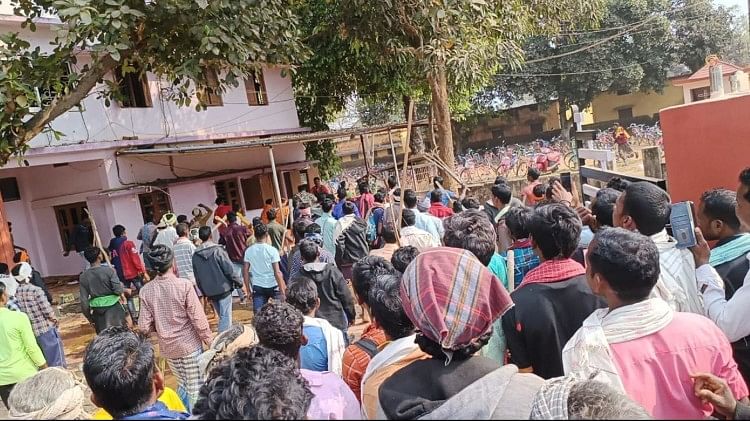 Chhattisgarh: धर्मांतरण मसले पर बवाल के बाद चर्च में तोड़फोड़, समझाने गए एसपी का सिर फोड़ा, कई पुलिसकर्मी घायल बातचीत के दौरान अचानक भीड़ उग्र हो गई।