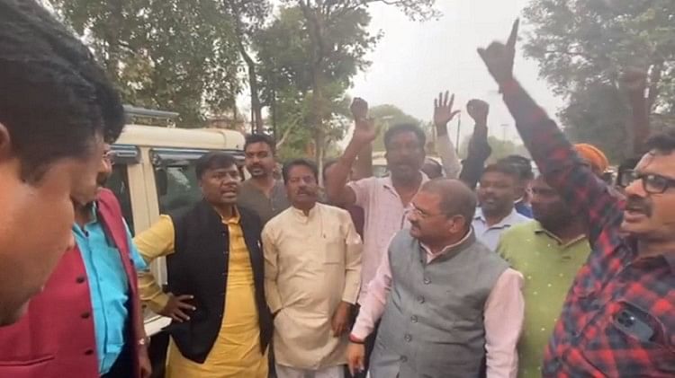 Chhattisgarh: भाजपाइयों की गिरफ्तारी पर रोए पूर्व मंत्री, बोले- निर्दोष को फंसाया; आदिवासियों का कल बस्तर बंद सड़क पर प्रदर्शन करते भाजपा नेता।