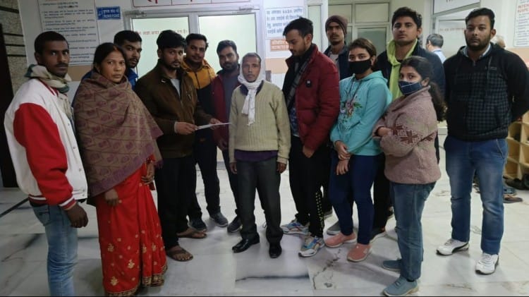 जिंदगी की जंग लड़ रही स्वीटी: दूसरे के खेतों में मजदूरी कर बेटी को इंजीनियर बनाया, आज वही कोमा में अस्पताल में भर्ती जोनल स्तर की रेसलर इंजीनियरिंग की छात्रा स्वीटी को देखने पहुंचे मददगार छात्र व परिजन