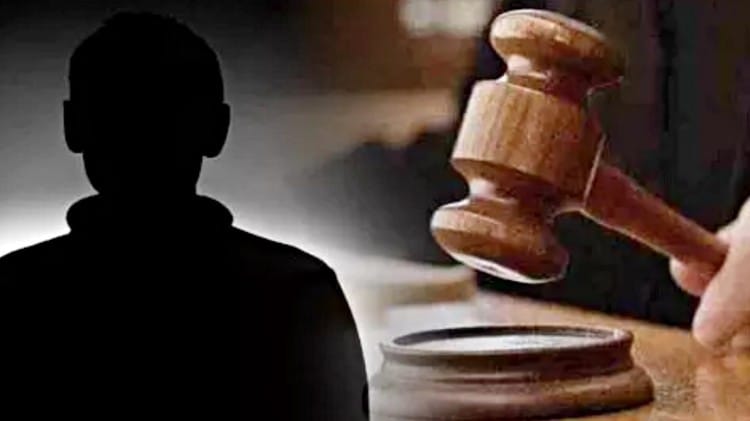 Shramveerbhatat news Chhatarpur: नाबालिग साली के साथ दुष्कर्म कर गर्भवती करने वाले जीजा को 20 साल की सजा, 10 हजार रुपये जुर्माना मध्यप्रदेश के छतरपुर में साली के साथ दुष्कर्म करने वाले जीजा को 20 साल की सजा और अर्थदंड से दंडित किया गया है। नाबालिग दुष्कर्म के बाद गर्भवती हो गई थी। विस्तार छतरपुर जिले में नाबालिग साली के साथ दुष्कर्म करने वाले जीजा को 20 साल का सश्रम कारावास की सजा सुनाई गई है। साथ ही 10 हजार रुपये के अर्थदंड/जुर्माना से दंडित किया गया है। मामले में प्रवेश अहिरवार डीपीओ ने बताया गया कि थाना गढीमलहरा में आरोपी राजाराम अनुरागी (24) पिता स्वर्गीय लक्ष्मण अनुरागी, निवासी खगरया मुहल्ला महाराजपुर थाना गढीमलहरा अपनी साली के साथ दुष्कर्म करने के आरोप में दोषी पाते हुए चतुर्थ अपर सत्र न्यायाधीश छतरपुर ने चार जनवरी को धारा 376, 376 (3) IPC में 20 साल के सश्रम कारावास और 10 हजार रुपये के अर्थदंड की सजा सुनाई है। मामले में सशक्त पैरवी प्रवेश अहिरवार जिला अभियोजन अधिकारी प्रवेश अहिरवार की ओर से की गई थी। यह ही पूरा मामला... छतरपुर जिला अभियोजन अधिकारी प्रवेश अहिरवार ने बताया, 23 दिसंबर 2021 को प्रसूति वार्ड जिला अस्पताल छतरपुर में पीड़िता ने रिपोर्ट लिखाई कि उसके माता-पिता दिल्ली में मजदूरी करते हैं और उसकी छोटी बहन उसके भाई के साथ रहती थी। उसकी दो बड़ी बहनों की शादी एक ही घर में हुई थी। आरोपी जीजा उसके गांव में अक्सर आया जाया करता था। आज से लगभग नौ महीने पहले उसका जीजा उसके पास आया, जब वह घर में अकेली थी तो उसके साथ जबरन गलत काम किया और वह गर्भवती हो गई, जिसका उसे आभास होने लगा था। परंतु डर के कारण उसने किसी को कुछ नहीं बताया। पीड़िता ने बच्ची को जन्म दिया... 22 दिसंबर 2021 को रात लगभग एक बजे उसके पेट में दर्द हुआ और उसने बच्ची को जन्म दिया। बच्ची के रोने की आवाज से वह डर गई तो उसकी छोटी बहन भाभी को बुला लाई। भाभी ने उसे और उसकी बच्ची को घर में अंदर लिटा दिया, फिर उसने सुबह मोबाइल से सारी बात अपनी मां को बताई। शाम लगभग सात बजे पुलिस वाले आए, जिन्होंने उसे 108 वाहन से बच्ची के साथ उसे, उसकी भाभी, बड़े पापा के साथ इलाज कराने जिला अस्पताल छतरपुर भेज दिया। मामले में रिपोर्ट पर थाना गढीमलहरा द्वारा FIR की विवेचना पर अभियोग पत्र न्यायालय में पेश किया गया। जहां मामले की गंभीरता को देखते हुए जिला स्तरीय समिति द्वारा मामले को चिन्हित, जघन्य और सनसनीखेज अपराध की श्रेणी में रखा गया। मामले में विवेचना संदीप दीक्षित कार्यवाहक निरीक्षक, मोहनी शर्मा एवं अमिता अग्निहोत्री द्वारा की गयी। जहां अब न्यायालय द्वारा आरोपी को सजा सुनाई गई है। Shramveerbhatat news
Chhatarpur: नाबालिग साली के साथ दुष्कर्म कर गर्भवती करने वाले जीजा को 20 साल की सजा, 10 हजार रुपये जुर्माना
मध्यप्रदेश के छतरपुर में साली के साथ दुष्कर्म करने वाले जीजा को 20 साल की सजा और अर्थदंड से दंडित किया गया है। नाबालिग दुष्कर्म के बाद गर्भवती हो गई थी।
विस्तार
छतरपुर जिले में नाबालिग साली के साथ दुष्कर्म करने वाले जीजा को 20 साल का सश्रम कारावास की सजा सुनाई गई है। साथ ही 10 हजार रुपये के अर्थदंड/जुर्माना से दंडित किया गया है। मामले में प्रवेश अहिरवार डीपीओ ने बताया गया कि थाना गढीमलहरा में आरोपी राजाराम अनुरागी (24) पिता स्वर्गीय लक्ष्मण अनुरागी, निवासी खगरया मुहल्ला महाराजपुर थाना गढीमलहरा अपनी साली के साथ दुष्कर्म करने के आरोप में दोषी पाते हुए चतुर्थ अपर सत्र न्यायाधीश छतरपुर ने चार जनवरी को धारा 376, 376 (3) IPC में 20 साल के सश्रम कारावास और 10 हजार रुपये के अर्थदंड की सजा सुनाई है। मामले में सशक्त पैरवी प्रवेश अहिरवार जिला अभियोजन अधिकारी प्रवेश अहिरवार की ओर से की गई थी।
यह ही पूरा मामला...
छतरपुर जिला अभियोजन अधिकारी प्रवेश अहिरवार ने बताया, 23 दिसंबर 2021 को प्रसूति वार्ड जिला अस्पताल छतरपुर में पीड़िता ने रिपोर्ट लिखाई कि उसके माता-पिता दिल्ली में मजदूरी करते हैं और उसकी छोटी बहन उसके भाई के साथ रहती थी। उसकी दो बड़ी बहनों की शादी एक ही घर में हुई थी। आरोपी जीजा उसके गांव में अक्सर आया जाया करता था। आज से लगभग नौ महीने पहले उसका जीजा उसके पास आया, जब वह घर में अकेली थी तो उसके साथ जबरन गलत काम किया और वह गर्भवती हो गई, जिसका उसे आभास होने लगा था। परंतु डर के कारण उसने किसी को कुछ नहीं बताया।
पीड़िता ने बच्ची को जन्म दिया...
22 दिसंबर 2021 को रात लगभग एक बजे उसके पेट में दर्द हुआ और उसने बच्ची को जन्म दिया। बच्ची के रोने की आवाज से वह डर गई तो उसकी छोटी बहन भाभी को बुला लाई। भाभी ने उसे और उसकी बच्ची को घर में अंदर लिटा दिया, फिर उसने सुबह मोबाइल से सारी बात अपनी मां को बताई। शाम लगभग सात बजे पुलिस वाले आए, जिन्होंने उसे 108 वाहन से बच्ची के साथ उसे, उसकी भाभी, बड़े पापा के साथ इलाज कराने जिला अस्पताल छतरपुर भेज दिया।
मामले में रिपोर्ट पर थाना गढीमलहरा द्वारा FIR की विवेचना पर अभियोग पत्र न्यायालय में पेश किया गया। जहां मामले की गंभीरता को देखते हुए जिला स्तरीय समिति द्वारा मामले को चिन्हित, जघन्य और सनसनीखेज अपराध की श्रेणी में रखा गया। मामले में विवेचना संदीप दीक्षित कार्यवाहक निरीक्षक, मोहनी शर्मा एवं अमिता अग्निहोत्री द्वारा की गयी। जहां अब न्यायालय द्वारा आरोपी को सजा सुनाई गई है।